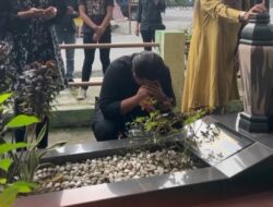 M. Firman Shah Ziarah Ke Makam Ayahnya Sebelum Mendaftar Ke KPUD Propinsi Sumut Sebagai Calon DPD RI