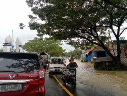 “Akibat Hujan Deras, Jalan Raya Sampang – Bangkalan, Tergenang Banjir ?!”