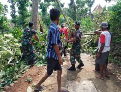 Anggota Kodim 0726/Sukoharjo, Gerak Cepat Bantu Warga Bulu Yang Tertimpa Musibah Angin Puting Beliung