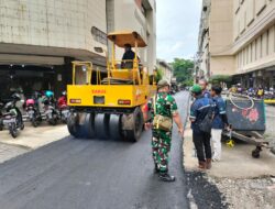 Babinsa Kemlayan bersama Tokoh Masyarakat dan Pekerja PUPR Tinjau Langsung Pengaspalan Jalan Kampung