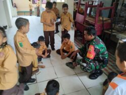 Babinsa Sialang Sakti Komsos di Kampung Pancasila Bersama Anak-anak Murid SDN 061 Pekanbaru