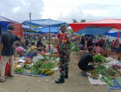 Sertu Susanto Belanja di Pasar Tradisional Guna Medukung Babinsa Masuk Dapur 