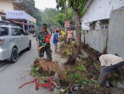 Babinsa Maharatu dan Masyarakat Laksanakan Goro Bersama Pasukan Kuning Bersihkan Parit Di Jalan Pahlawan Kerja