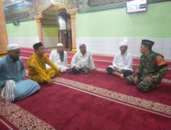 Menjaga Tali Silaturahmi Sertu Marhamudin Melaksanakan Sholat Jum’at dan Komsos Bersama Dengan Warga 