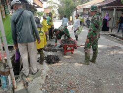 Serda Muslim Ritonga dan Pelda Dafrizal Bersama DLHK Melaksanakan Gotong Royong Normalisasi Parit di Jalan Darma Bakti