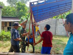 Babinsa Melaksanakan Komsos Dengan  Gotong Royong di Jalan Selindung RT 03 RW 03 Kelurahan Sialang Rampai 