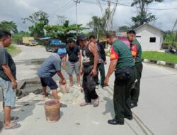 Babinsa Ajak Warga Menambal Jalan Berlobang