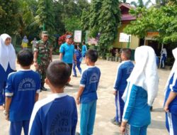 Tanamkan Disiplin, Babinsa Berikan Latihan  PBB Serta Wasbang Kepada Pelajar SDN 173 Pekanbaru 