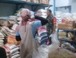 Pantau Harga, Babinsa Komsos Dengan Pedagang Pasar Tradisional