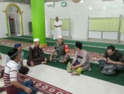 Tunaikan Sholat Jum’at, Babinsa Kampung Dalam Komsos Bersama Jamaah Di Masjid ILLAHI