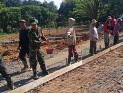 Budayakan Gotong Royong, Babinsa Desa Gunung Geulis Bersama Warga Giat Pengecoran Jalan