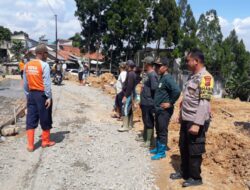 Bhabinkamtibmas Aiptu Suwardi Giat Gotong Royong Pengecoran Jalan Bersama Warga