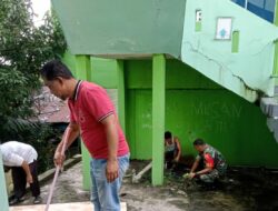 Dalam Rangka Persiapan MTQ Tingkat Kelurahan Babinsa Gotong Royong Bersama Warga di Mushola Al-Muflihin