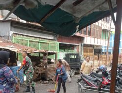 Tingkatkan Kebersihan, Babinsa  Melaksanakan Gotong-Royong Pembersihan Pasar Sago Bersama Pedagang