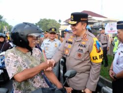 Operasi Keselamatan Lancang Kuning 2023 Digelar, Kapolda Riau Bagikan Helm Kepada Pengendara