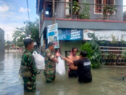 Susuri Genangan Air, Danramil 04/Jebres Bersama Babinsa Berikan Bantuan Nasi Bungkus Untuk Warga Korban Banjir