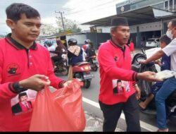 Kader PDIP, Berbagi Takjil Kepada Masyarakat yang Melintas Disepanjang Jalan Desa Kace Timur