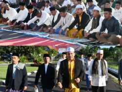 Sholat IED Di Lapangan Beringin Dompu Berjalan Khidmat, ini Sambutan Bupati AKJ