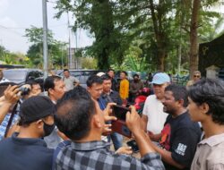 “Bakar Ban dan Aksi Penyegelan Warnai Demo di Gedung DPRD Kab. Lampung Tengah ?!”