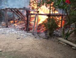 “TERJADI MUSIBAH DI DESA PAGAR PUDING LAMO, SIJAGO MERAH MELALAP SEBUAH RUMAH WARGA