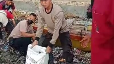 Polresta Bandar Lampung Terjun Bareng Senkom Mitra Polri, Bersihkan Pantai Pasar Payangan Sukaraja