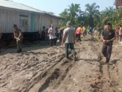 KORAMIL 16/DMS, WILAYAH KODIM 0204/DS MEMBANTU MASYARAKAT DESA BUKIT CERMIN YANG DILANDA BANJIR