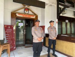 Tetap Siaga di Tengah Pelaksanaan Rekapitulasi Tingkat KPUD, Polres Banjar Melaksanakan Penjagaan di kantor KPUD Kota Banjar