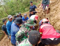 Team Gabungan Basarnas Bersama TNI/POLRI dan Relawan Evakuasi Lima Jenazah Tertimbun Tanah Longsor di Bonglo