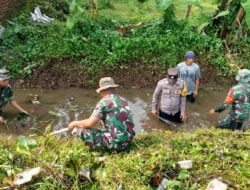 Babinsa Bersama Bhabinkamtibmas Langensari ‘Nyemplung’ ke Kali, Gotong Royong Dengan Warga