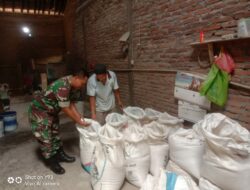 Komsos Dengan Warga Babinsa Sambangi Penggilingan Padi