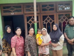 Babinsa Waingapu Dampingi Pengurus Persit KCK Dim 1601/Sumba Timur Berikan Makanan Tambahan Kepada Anak Anak.