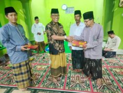 Camat Belik, Muhammad Maksum, Berikan Penghargaan kepada Pengurus Masjid Baitul Mu’min di Desa Simpur