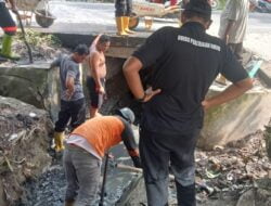 DINAS PEKERJAAN UMUM (PU) KOTA TEBING TINGGI TINGKATKAN KEBERSIHAN GORONG – GORONG DI PERBATASAN SERGAI – KOTA TEBING TINGGI