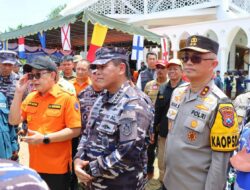 Kapolda Jatim Dampingi Kepala Staf TNI AL Serahkan Bansos Untuk Warga Bawean yang Terdampak Gempa