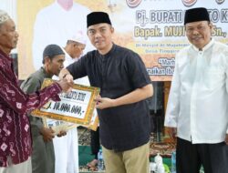 SAFARI RAMADHAN DI MEKARSARI, PJ. BUPATI MUJIYAT UPAYAKAN PROPOSAL BANTUAN MASJID