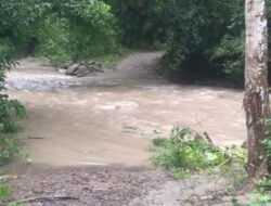 Hujan Guyur Warga Desa Jemburea Terisolasi Banjir.