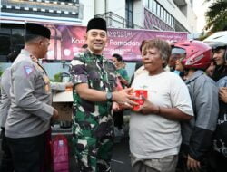 Sambut Pemudik, Dandim 0726/Sukoharjo dan Kapolres Bersama Pegiat Sosial Bagikan Ribuan Tajil