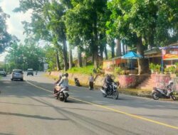 Berikan Pelayanan Prima Jelang Idul Fitri 1445, Personel Pos Pam Banjar Atas Melaksanakan Pengaturan Arus Lalu Lintas