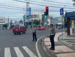 Berikan Pelayanan Prima Jelang Idul Fitri 1445 H, Personel Pos Terpadu Alun-alun Melaksanakan Pengaturan Arus Lalu Lintas