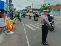 Personel Polres Banjar Melaksanakan Pengaturan di Jalan Protokol Kota Banjar, Antisipasi Kepadatan di Pusat Perbelanjaan