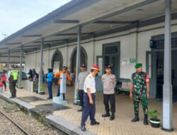 Pantau Pemudik, Babinsa Koramil Juwangi Amankan Stasiun Telawa