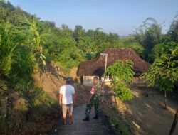 Babinsa Kemusu Pantau Lokasi Longsor di Desa Watugede