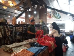 Majukan UMKM di Wilayah Binaan, Babinsa Danukusuman Sambangi Toko Batik Benang Ratu Solo