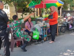 Dengarkan Keluh Kesah Pedagang, Babinsa Tak Segan Terjun Ke Lapangan Sambangi Pedagang Kaki Lima