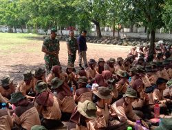 Babinsa Kelurahan Nusukan Laksanakan Pembinaan Kepramukaan di SMK Mandala Bhakti Surakarta