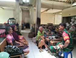 Pantau Situasi Pasar, Babinsa Sriwedari Laksanakan Silaturahmi Dengan Pedagang Pasar