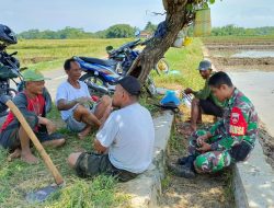 Babinsa Teras Jalin Komunikasi Dengan Petani