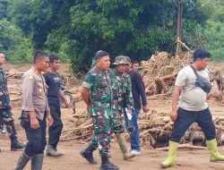 AKSI HEROIK TNI SALURKAN BANTUAN LOGISTIK KE DESA TERISOLIR