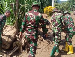 Prajurit TNI Membantu Warga Membersihkan Rumah Terkena Banjir Dan Longsor