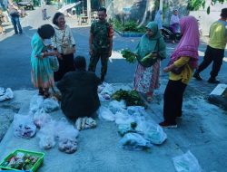 Babinsa Pucangsawit Berikan Motivasi Dan Semangat Kerja Kepada Penjual Sayur Keliling